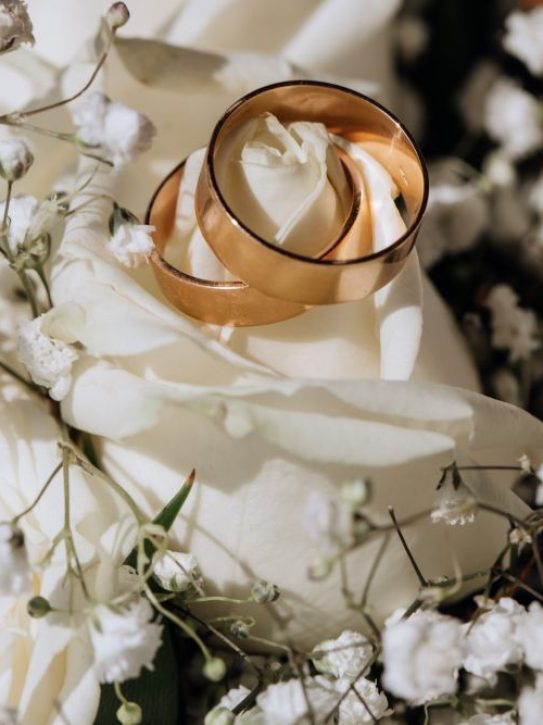 anillos-bodas-oro-rosa-blanca-ramo-boda (1)